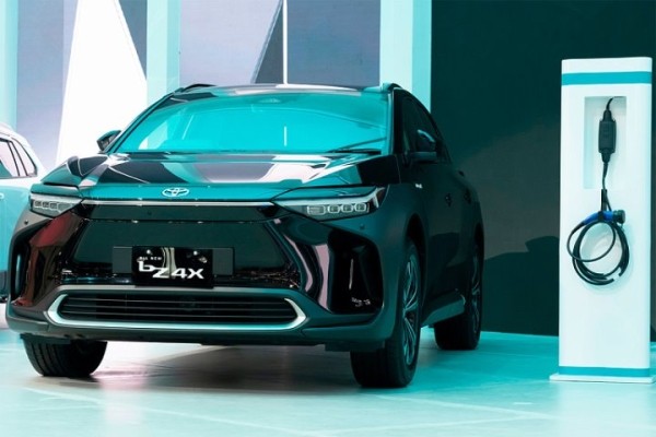 В Китае при покупке Toyota дарят еще одно авто