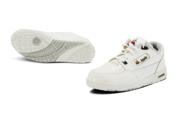 Стоят как пятьдесят iPhone. 30-летние кроссовки Apple выставили на аукцион Стоят как пятьдесят iPhone. 30-летние кроссовки Apple выставили на аукцион