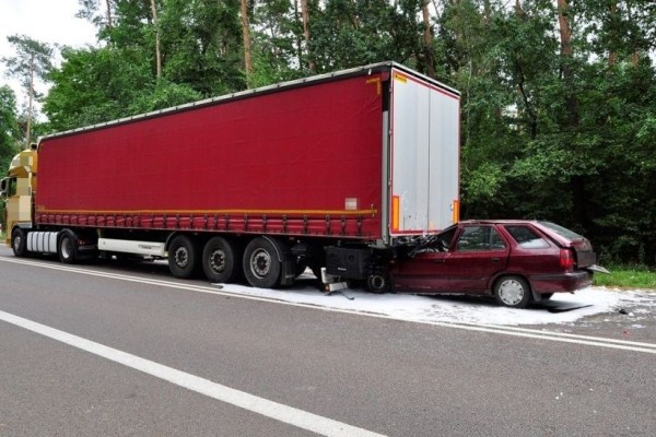 В Польше Skoda врезалась в грузовик с белорусом за рулем