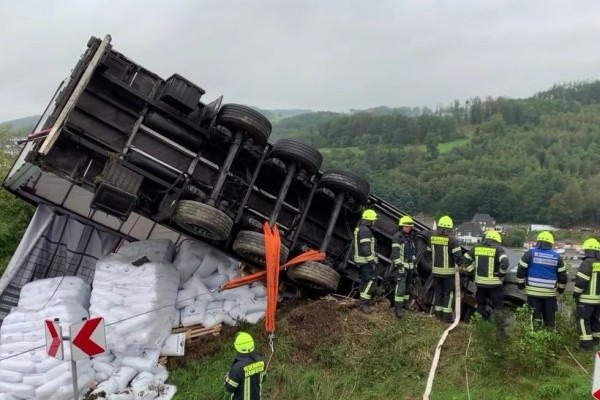 В Германии фура белоруса вылетела с трассы и зависла на боку на склоне В Германии фура белоруса вылетела с трассы и зависла на боку на склоне