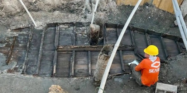 Строители случайно нашли лодку XIX века, заполненную артефактами Строители случайно нашли лодку XIX века, заполненную артефактами