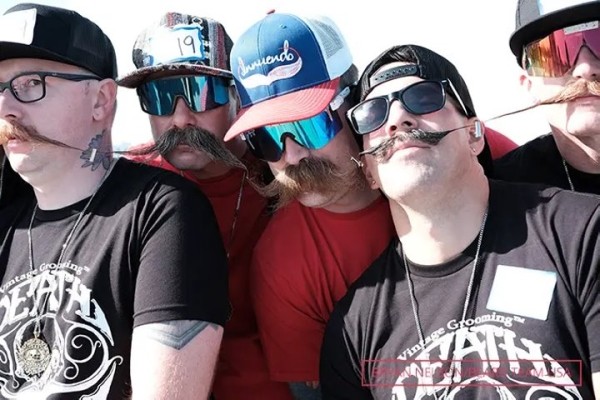 Мужчины с длинными усами и бородой установили новый мировой рекорд Мужчины с длинными усами и бородой установили новый мировой рекорд